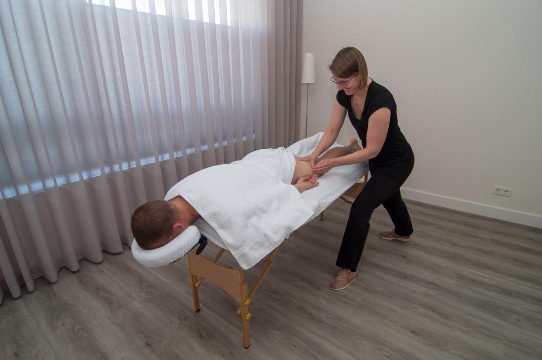 Christel Reukers masseert een klant in haar massagepraktijk in Vathorst