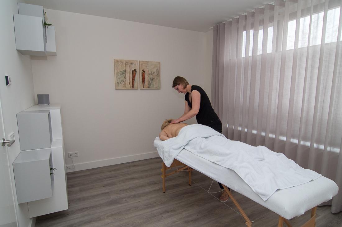 Christel Reukers masseert een klant in haar massagepraktijk in Vathorst